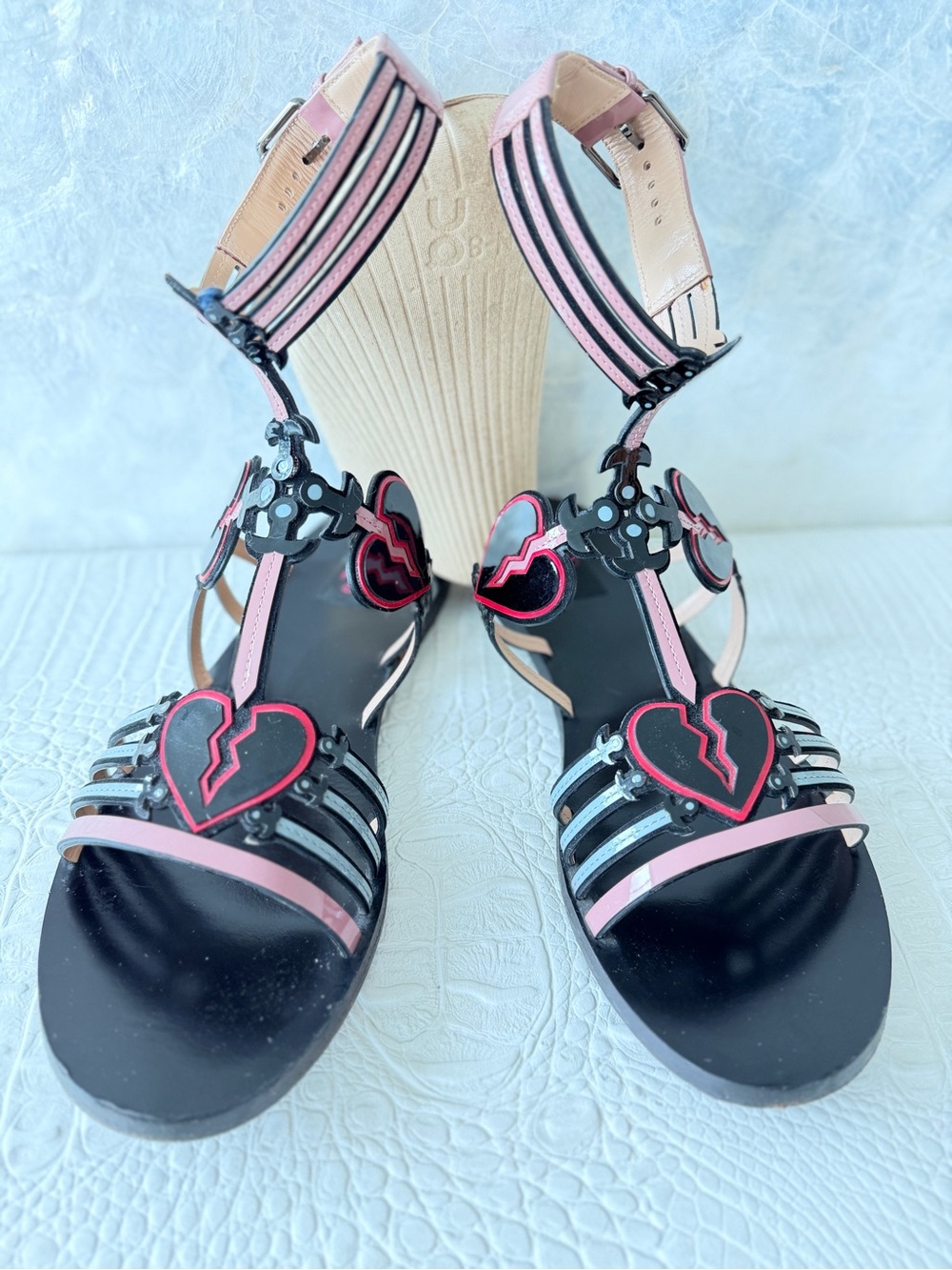 Valentino Garavani Women’s Black and Pink Heart-Strap Sandals Size 40, US 9,5 - Picture 6 of 17